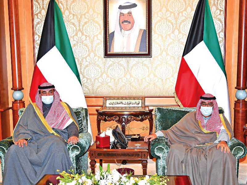  سمو ولي العهد الشيخ مشعل الأحمد مستقبلا  رئيس مجلس الوزراء سمو الشيخ صباح الخالد