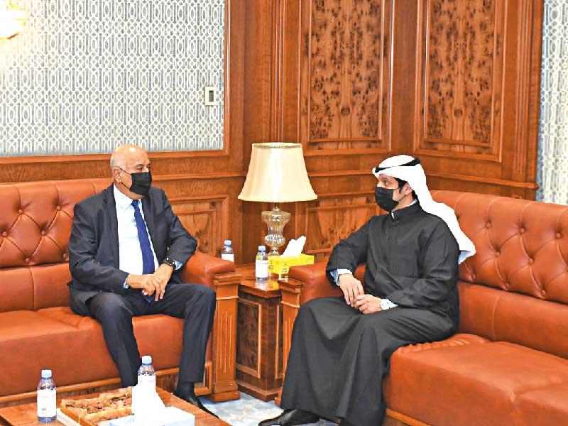  وزير الإعلام وزير الدولة لشؤون الشباب عبدالرحمن المطيري  خلال استقباله رئيس المجلس الأعلى للشباب والرياضة الفلسطيني جبريل الرجوب