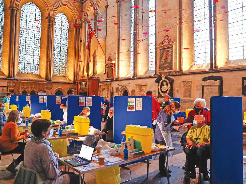 بريطانيون يتلقّون التطعيم في كاتدرائية ساليزبوري أمس (رويترز)