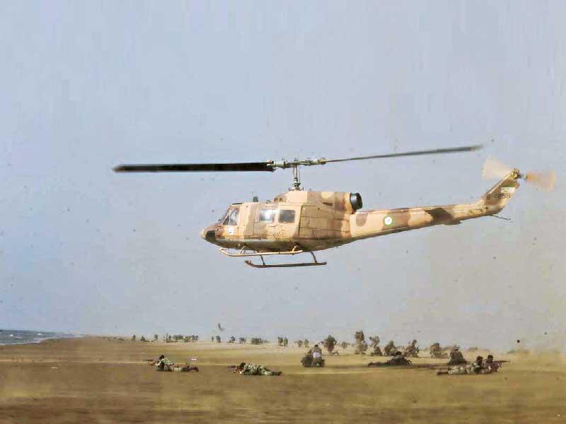 مروحية عسكرية تشارك بمناورات في جنوب إيران أمس (أ ف ب)