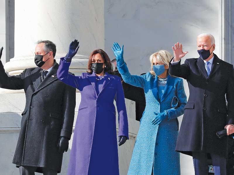 الرئيس المنتخب جو بايدن والسيدة الأميركية الأولى وهاريس وزوجها خلال حفل التنصيب في «الكابيتول» أمس (رويترز)