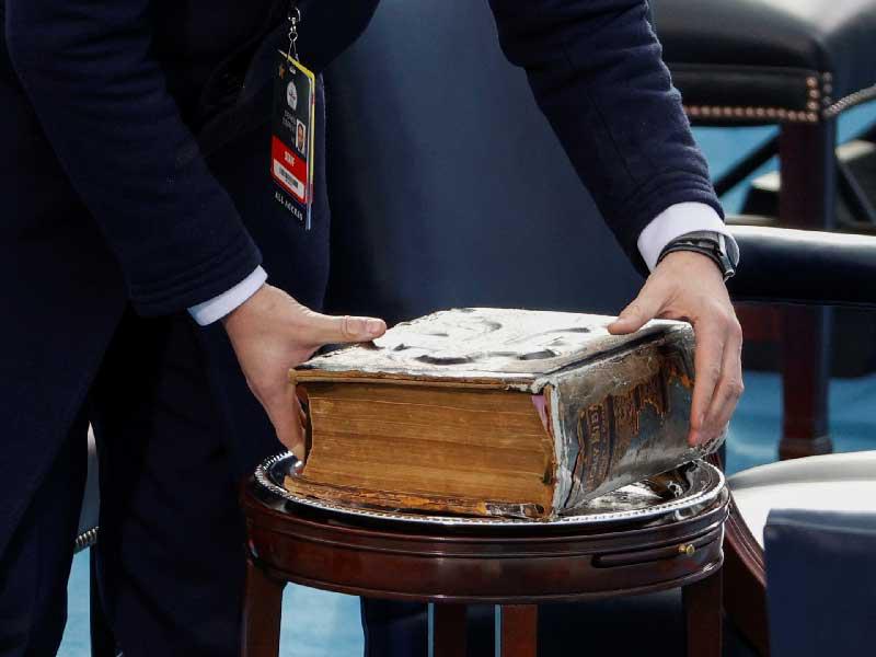 وظف يضع الكتاب المقدس على طاولة قبل تنصيب جو بايدن