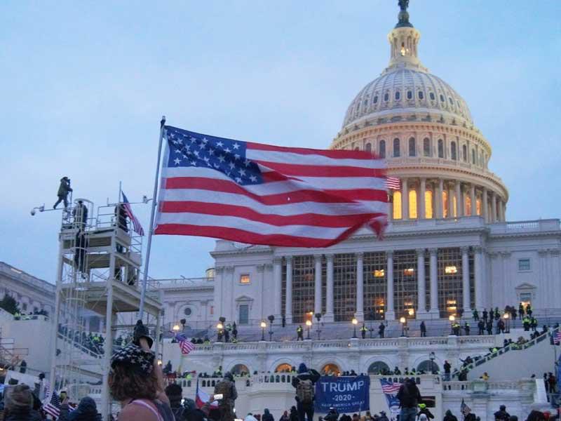 اتهام ناشط يميني بالتآمر في «اقتحام الكابيتول»