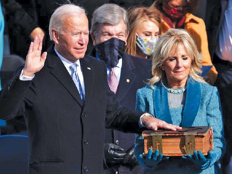 الرئيس الديمقراطي جو بايدن مؤدياً اليمين أمس