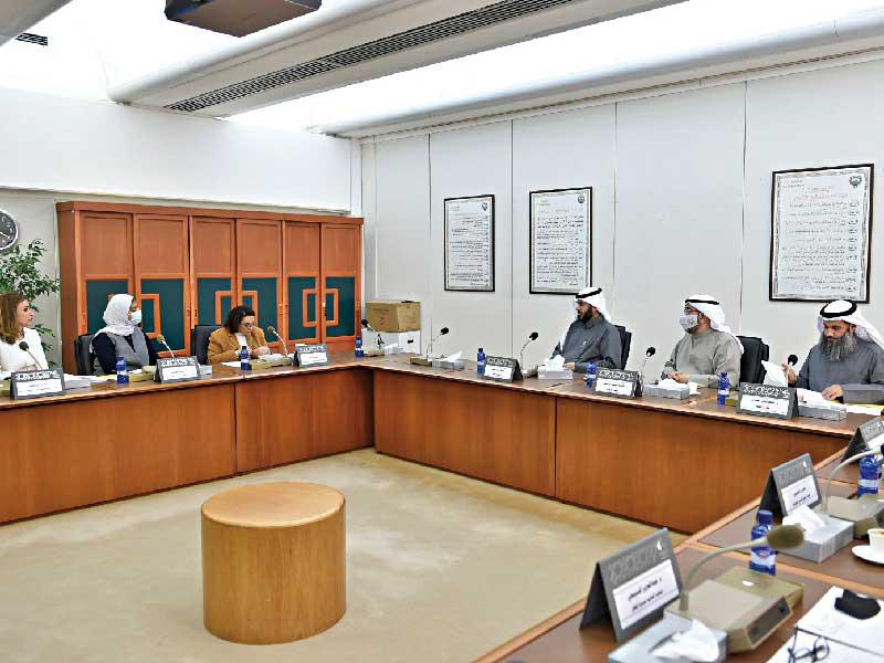 جانب من اجتماع لجنة المرأة والطفل أمس