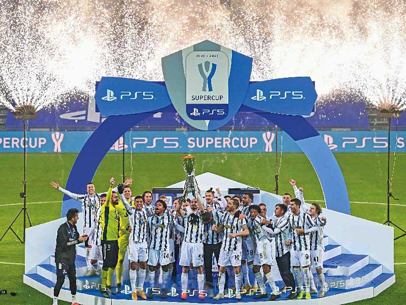 جانب من مراسم تتويج يوفنتوس بلقب كأس السوبر