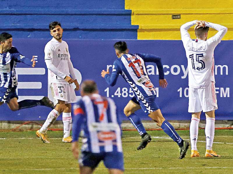 كازانوفا لاعب الكويانو يحتفل بهدفه 