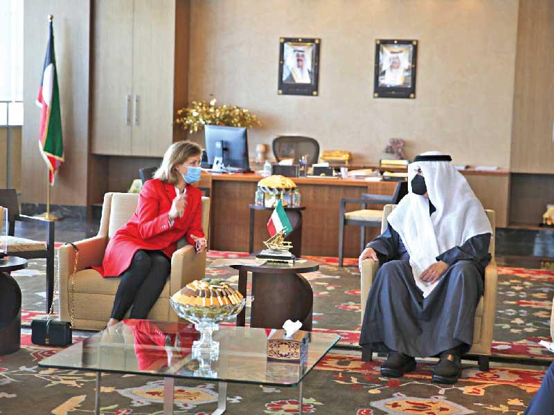  وزير التربية وزير التعليم العالي د. علي المضف مستقبلاً السفيرة الفرنسية