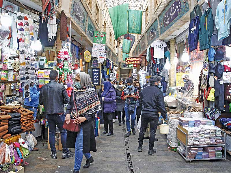 إيرانيون يتسوّقون في بازار تاجريش في طهران أمس (اي بي ايه)