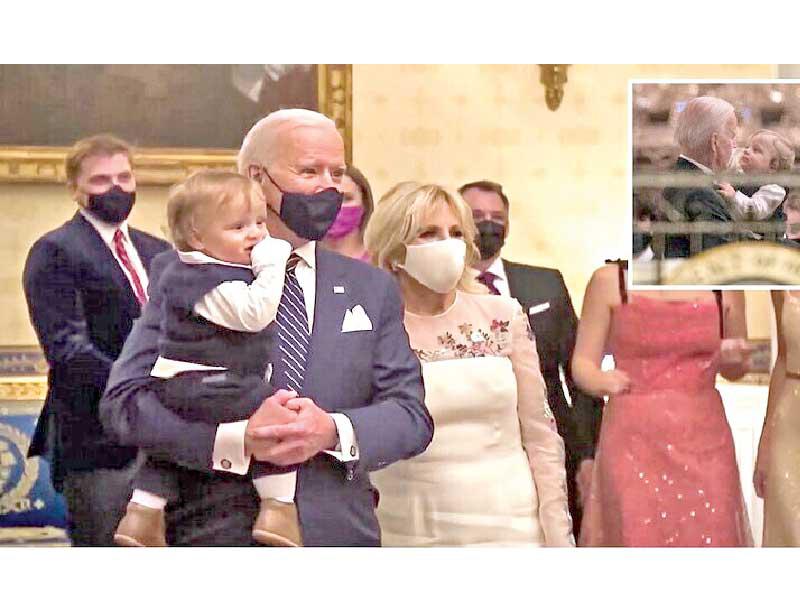 حفيد الرئيس جو بايدن يسرق الأضواء من جده