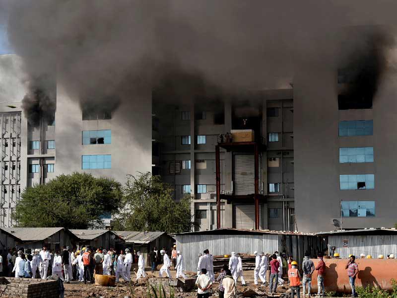 الدخان يتصاعد من أحد أبنية المجمع الصناعي الطبي الهندي أمس (رويترز)