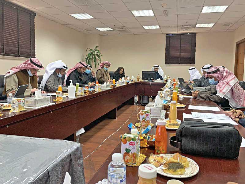 المدير العام لبلدية الكويت أحمد المنفوحي مترئساً اجتماع اللجنة التنسيقية بالبلدية