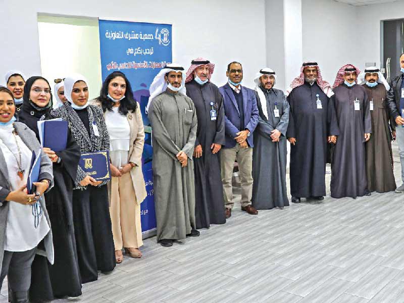 رئيس مجلس إدارة جمعية مشرف التعاونية علي الفهد أثناء تكريم الموظفين