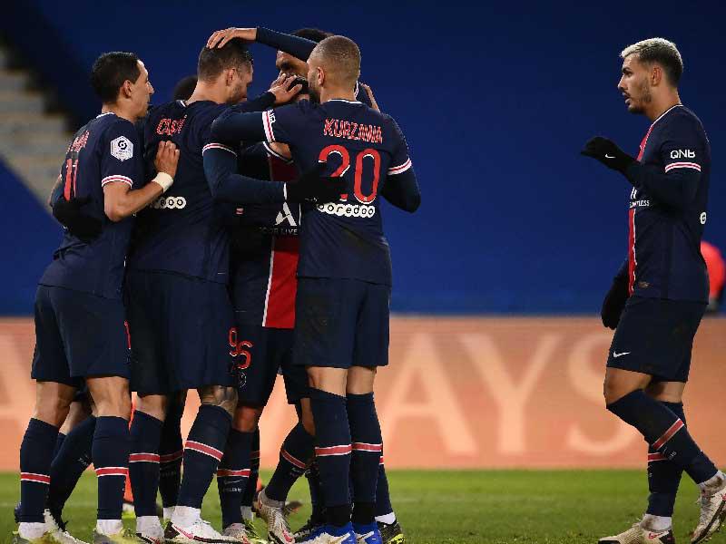لاعبو باريس سان جيرمان يحتفلون خلال مباراتهم مع مونبلييه 