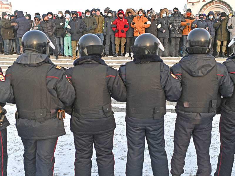 المتظاهرون وجهاً لوجه في مدينة أومسك الروسية أمس (رويترز)