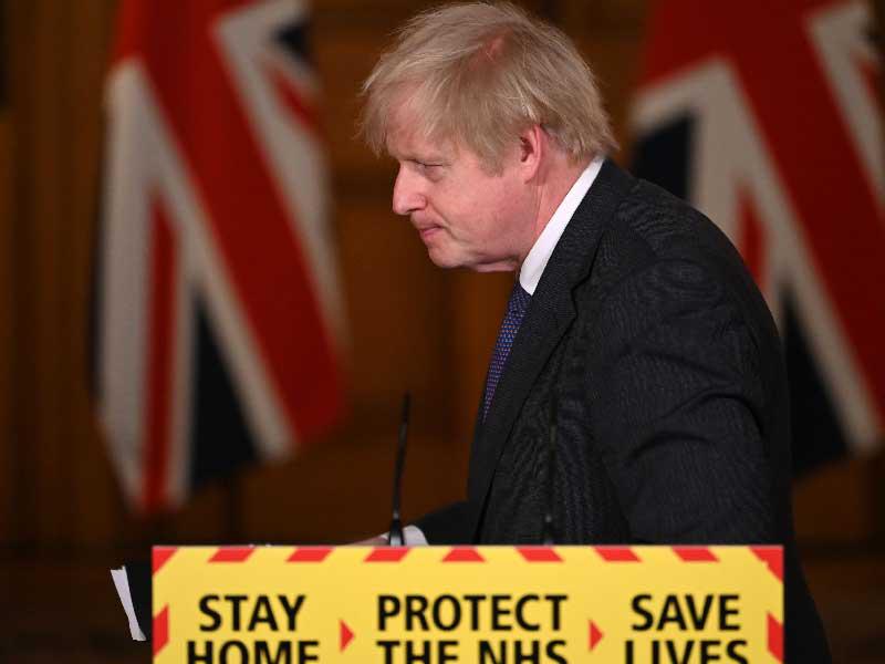 رئيس الوزراء البريطاني بوريس جونسون يغادر مؤتمرا صحفيا افتراضيا حول جائحة فيروس كورونا