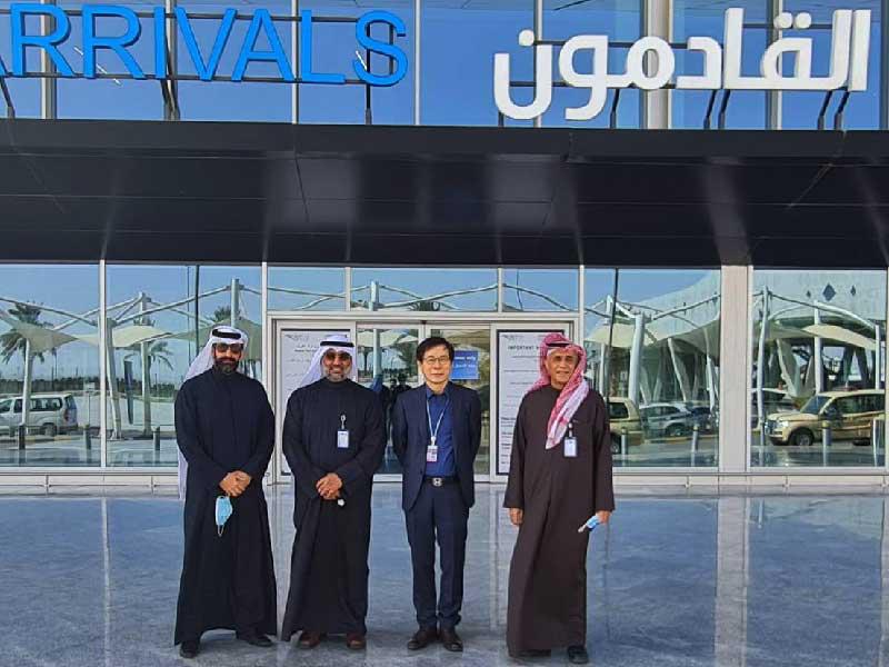 الرئيس التنفيذي لشركة الخطوط الجوية الكويتية بالوكالة عادل الصانع ومعه مساعد الرئيس التنفيذي لشؤون العمليات الكابتن عيسى الحداد، ورئيس مركز التحكم بالعمليات الكابتن عبدالوهاب الشطي مع كوانغ سوو لي