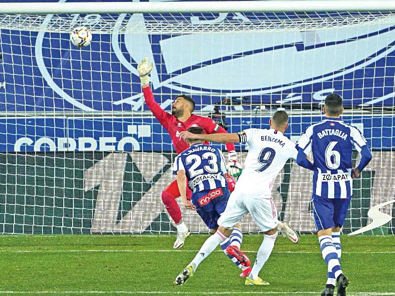 كريم بنزيمة يسجل هدفا في مرمى ألافيس