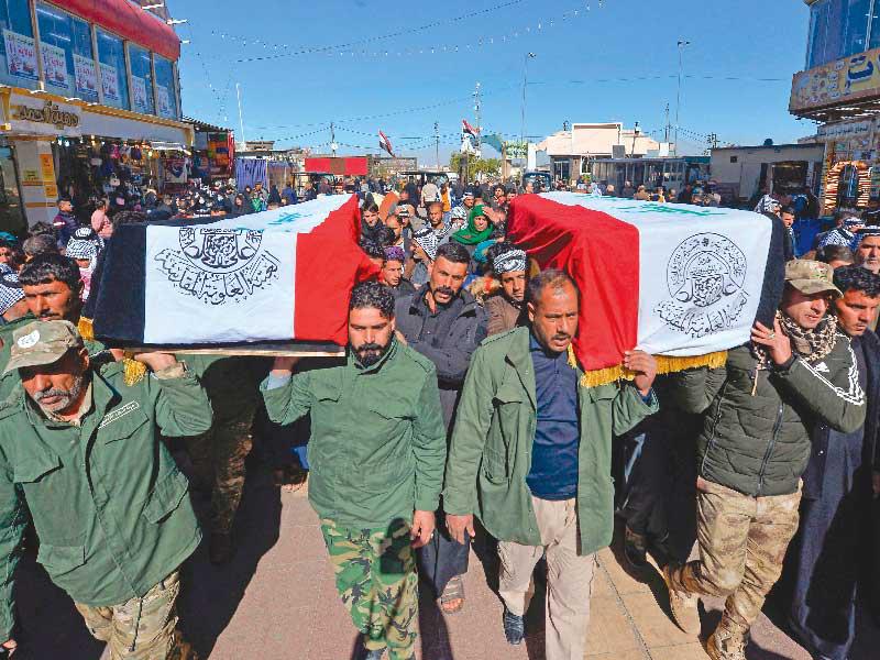 عراقيون يشيعون قتلى «الحشد» في مدينة النجف أمس (أ ف ب)