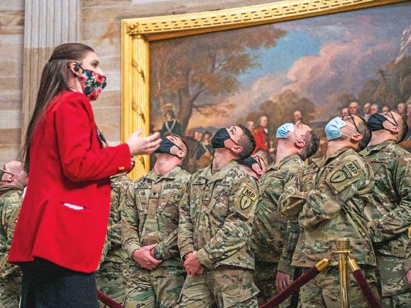 عناصر من الحرس الوطني خلال جولة في «الكابيتول» أمس الأول (أ ف ب)