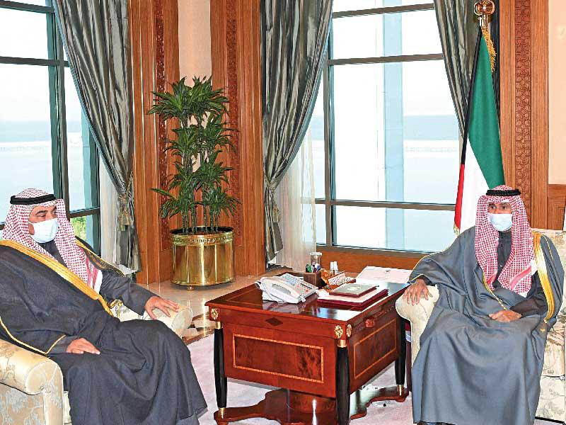 سمو أمير البلاد الشيخ نواف الأحمد مستقبلاً سمو رئيس مجلس الوزراء الشيخ صباح الخالد أمس 