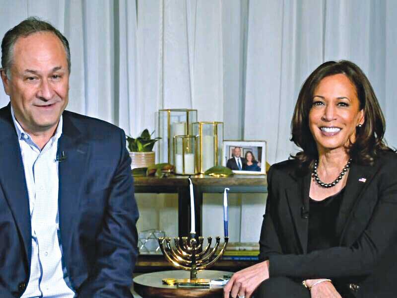 لقطة من فيديو نشرته هاريس وزوجها إمهوف في عيد هانوكا اليهودي الأخير