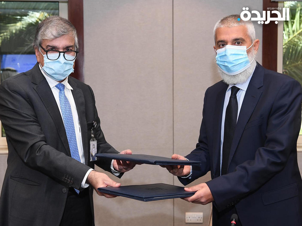 السلطان والأنصاري خلال توقيع الإتفاقية