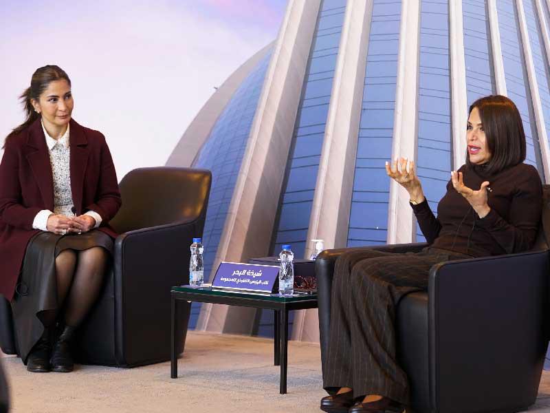 نائبة الرئيس التنفيذي لمجموعة البنك شيخة البحر متحدثة خلال الحلقة النقاشية