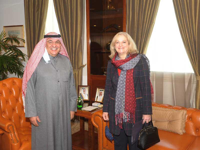 رئيس غرفة تجارة وصناعة الكويت محمد جاسم الصقر مستقبلاً السفيرة الأميركية أمس