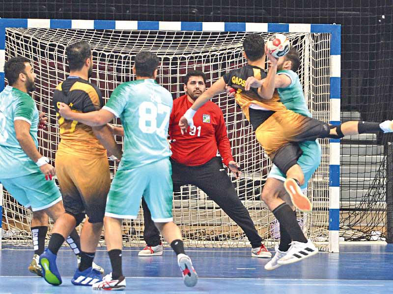 محاولة تصويب ليد القادسية على مرمى العربي