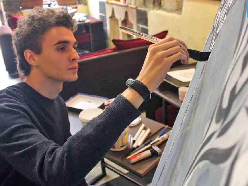 الفنان التشكيلي السوري حازم الكردلي