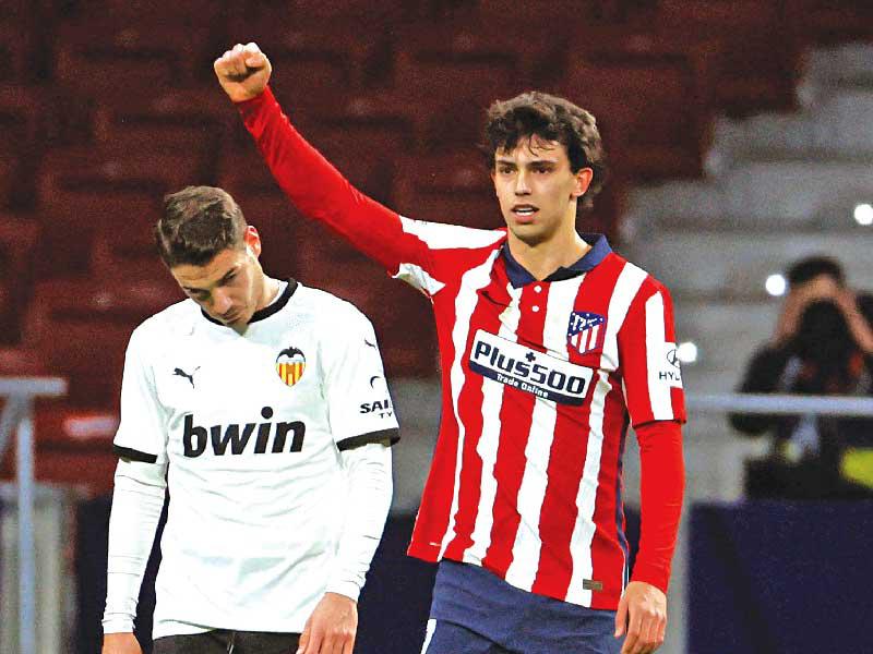 جواو فيليكس نجم اتلتيكو يحتفل بالهدف الأول