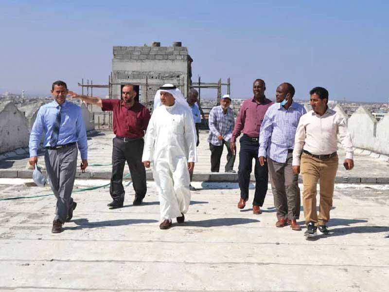  القائم بأعمال سفارة الكويت لدى جيبوتي خالد الحصم متفقداً أحد المشاريع