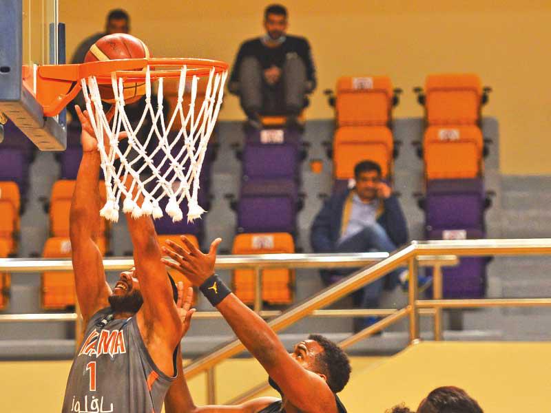 صراع تحت السلة الكويت في محاولة تسجيل