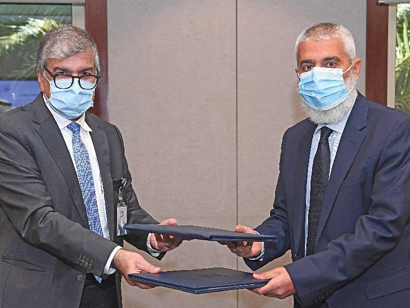 الرئيس التنفيذي لـ«نفط الكويت»، عماد السلطان والمدير العام للهيئة بالإنابة د. جاسم الانصاري بعد توقيع الاتفاقية