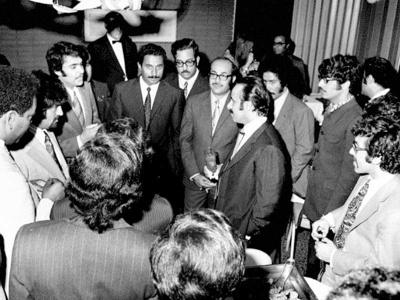 سفير الكويت لدى أميركا الشيخ سالم الصباح خلال إحدى زياراته لطلبة الكويت هناك عام 1973