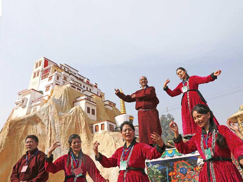 فنانون هنود من لاداخ يتدرّبون على رقصة لتقديمها في احتفالات «يوم الجمهورية» الـ 72 بنيودلهي (رويترز)