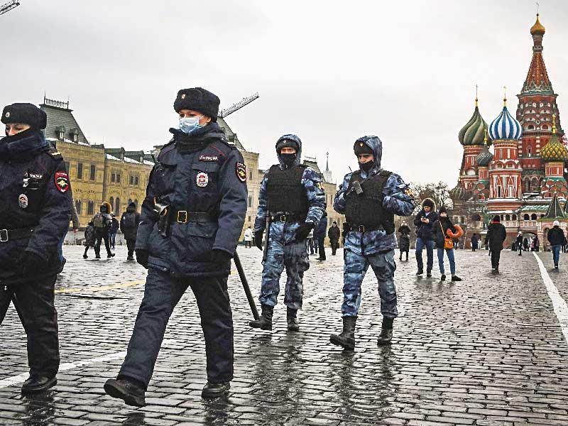 دورية راجلة لعناصر من الشرطة في الساحة الحمراء بموسكو أمس (أ ف ب)
