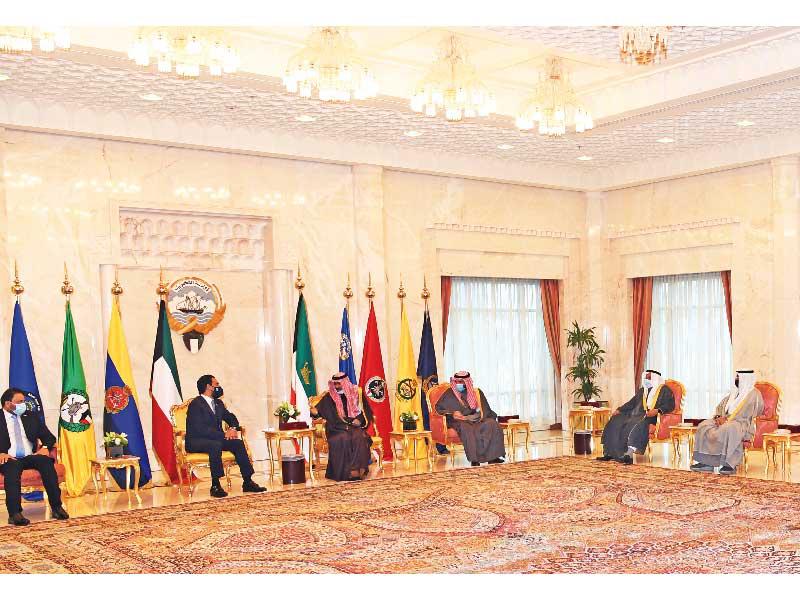 صاحب السمو أمير البلاد الشيخ نواف الأحمد مستقبلاً رئيس مجلس الأمة مرزوق الغانم ونظيره العراقي أمس