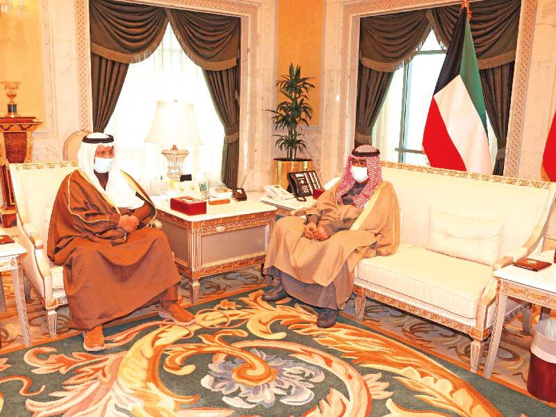  سمو ولي العهد الشيخ مشعل الأحمد مستقبلاً سمو الشيخ جابر المبارك أمس