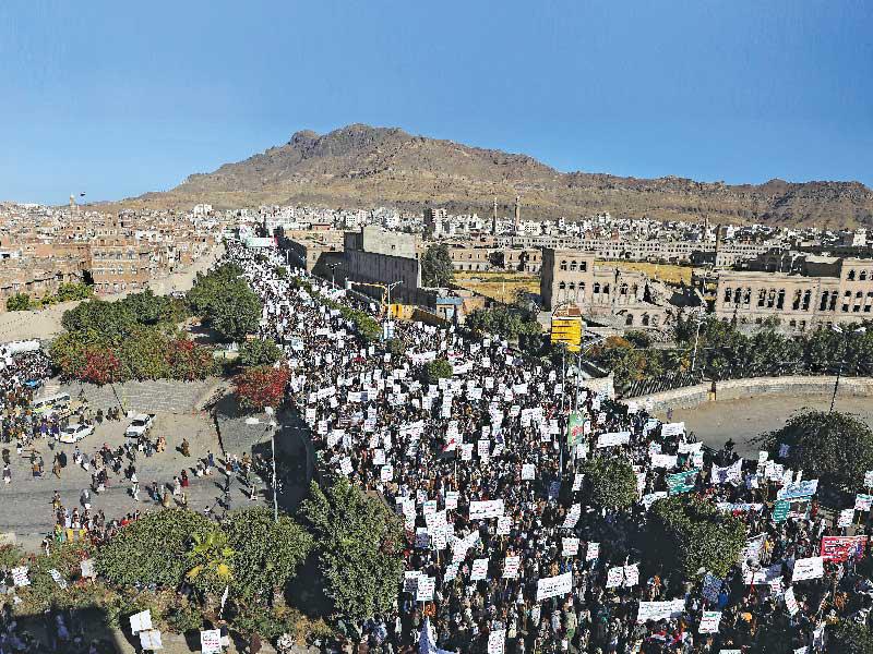 أنصار الحوثي يتظاهرون أمس في صنعاء رفضا لقرار واشنطن تصنيف جماعتهم إرهابية (رويترز)n