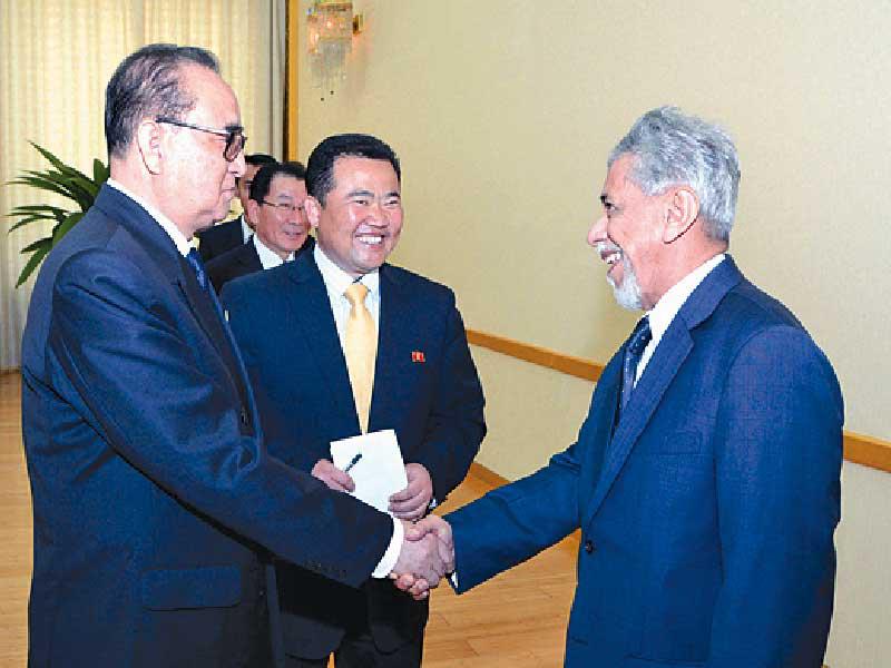 ريو في الوسط إلى جانب وزير خارجية بلاده في عام 2015 وموفد عماني في بيونغ يانغ