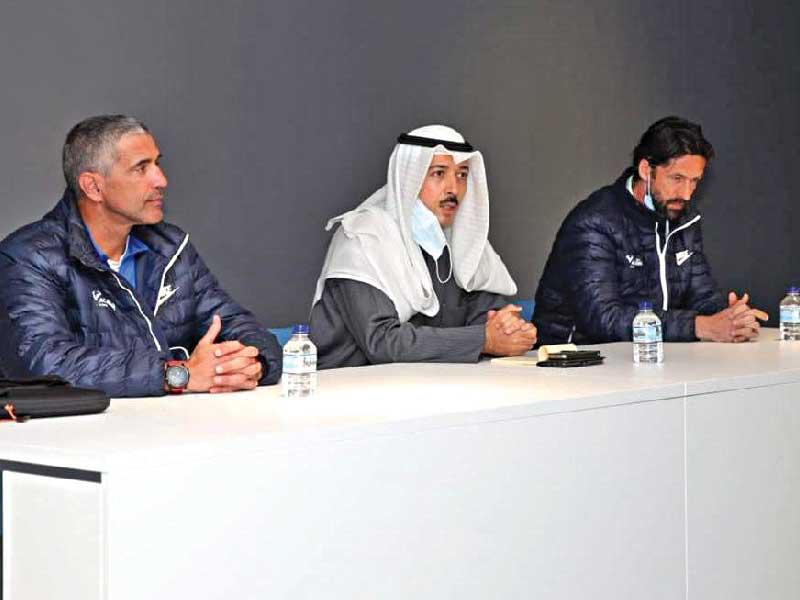 رئيس الاتحاد الكويتي للتنس  الشيخ أحمد الجابر متحدثاً خلال الاجتماع