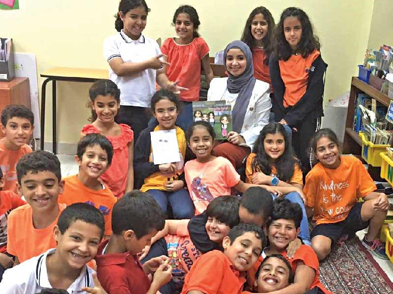 الكاتبة ريهام الفوزان مع مجموعة من الأطفال 