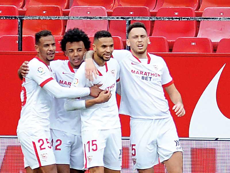 لاعبو إشبيلية خلال مباراة سابقة