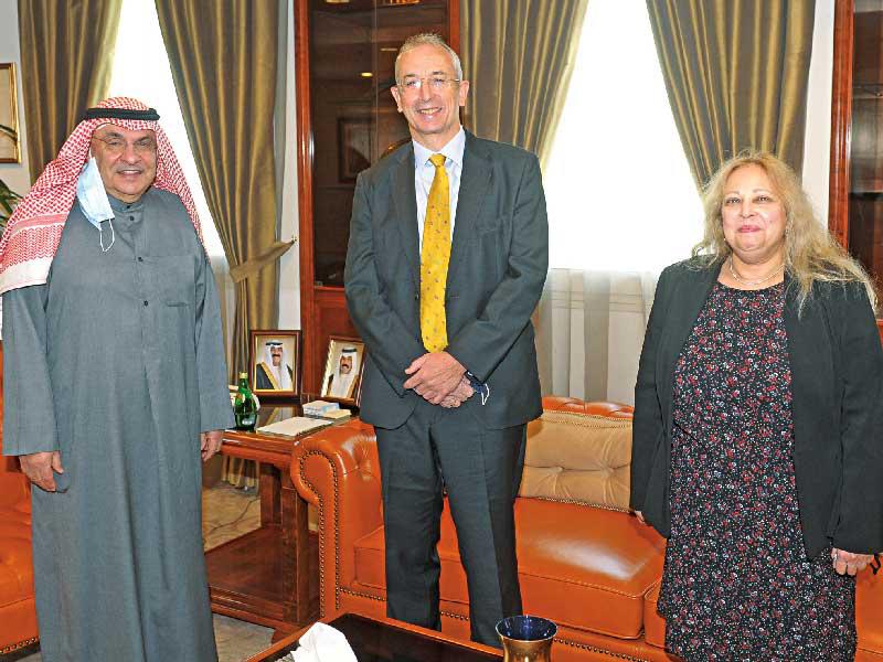 محمد جاسم الصقر رئيس غرفة تجارة وصناعة الكويت مستقبلاً سفير المملكة المتحدة أمس