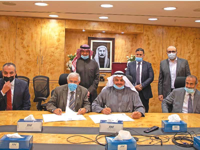  رئيس مجلس الإدارة الرئيس التنفيذي في شركة علي عبدالوهاب المطوع التجارية فيصل المطوع ورئيس مجلس إدارة جمعية الهلال الأحمر د. هلال الساير ووفد هوفمان لاروش خلال اجتماعهم أمس الأول