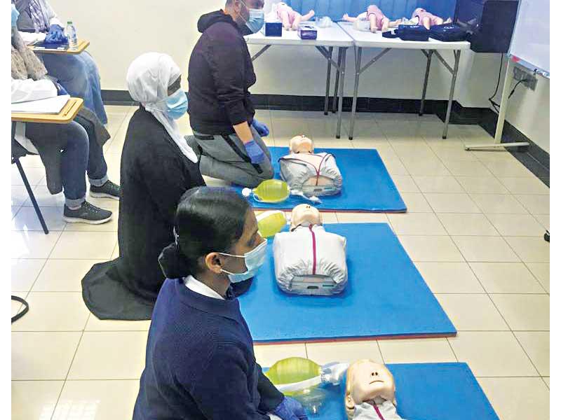 مشاركون في دورة الإنعاش