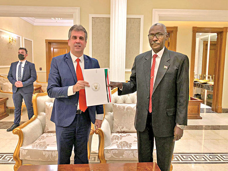 وزير المخابرات الإسرائيلي إيلي كوهين ووزير الدفاع السوداني ياسين إبراهيم  بعد توقيع مذكرة التفاهم 