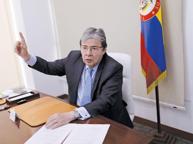 وزير الدفاع الكولومبي كارلوس هولمز تروخيو 